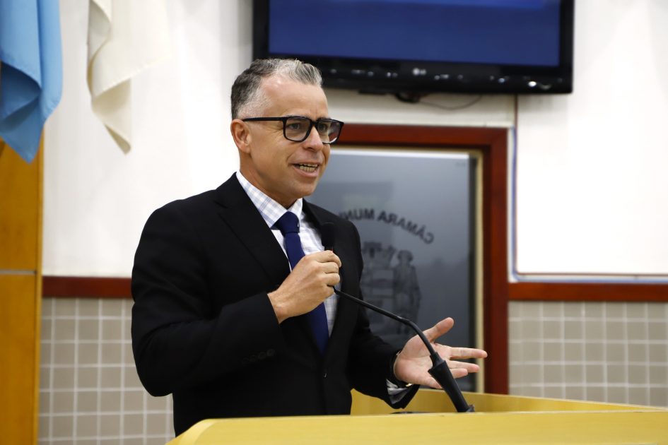 Luís Flávio questiona prefeito sobre paralisação de obras do Campo de Rugby em Jacareí