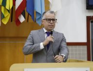 Luís Flávio questiona prefeito sobre falta de troca de poste no Parque Meia Lua