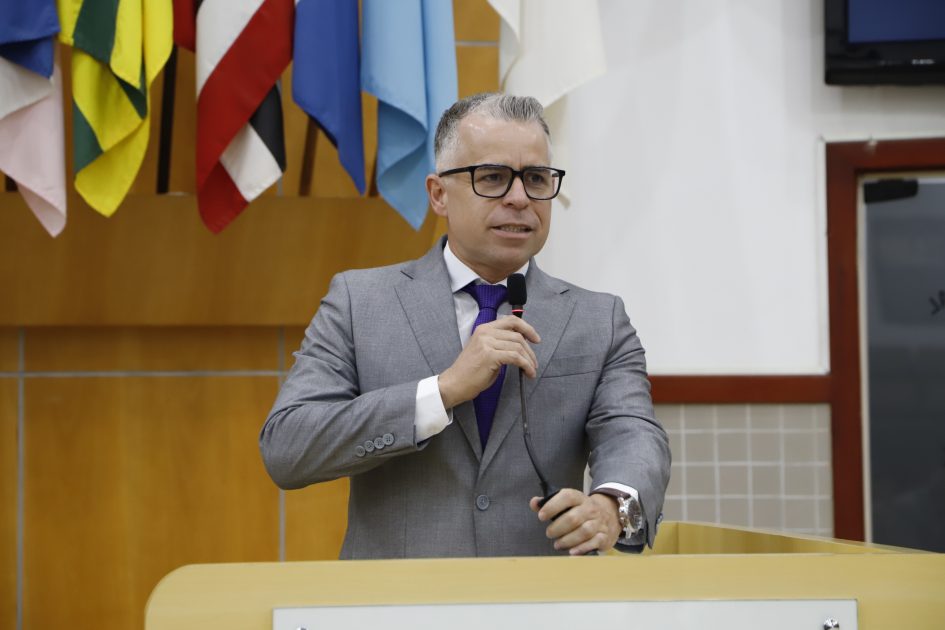 Luís Flávio questiona prefeito sobre falta de troca de poste no Parque Meia Lua