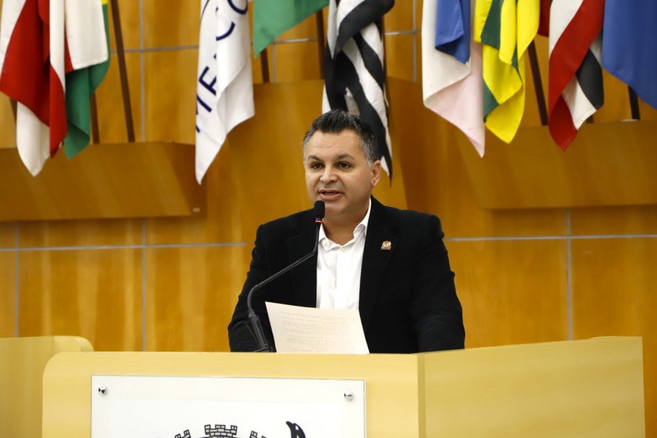 Netho Alves cobra capina em áreas com torres de alta tensão no Jardim das Oliveiras