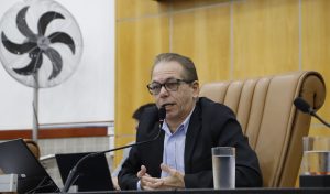 Paulinho do Esporte pede substituição de poste de madeira em rua do Jardim das Indústrias