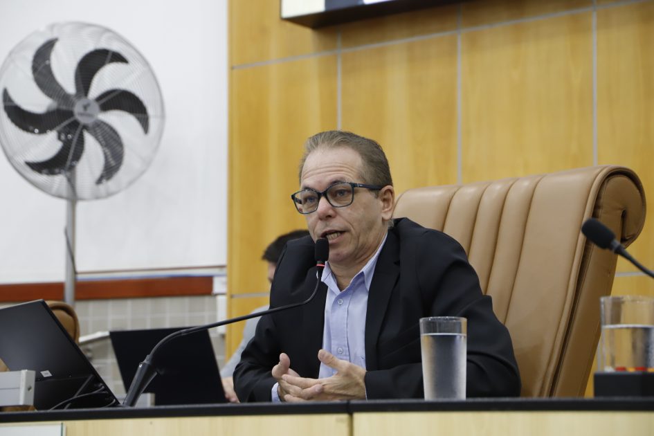 Paulinho do Esporte pede substituição de poste de madeira em rua do Jardim das Indústrias