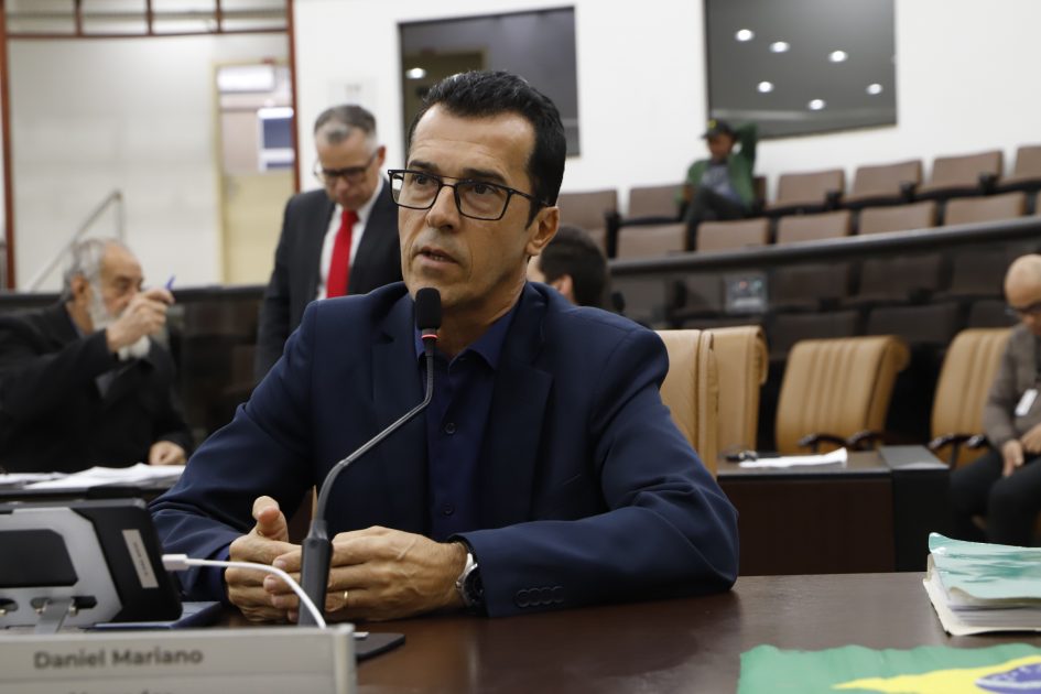 Daniel Mariano cobra recapeamento de via pública no Parque Imperial