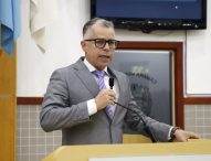 Luís Flávio questiona uso irregular de pátio de colégio como estacionamento no Centro