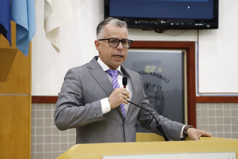 Luís Flávio questiona uso irregular de pátio de colégio como estacionamento no Centro