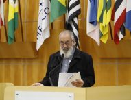 Valmir pede conserto de vazamentos de água potável em diferentes bairros