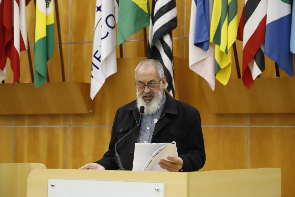 Valmir pede conserto de vazamentos de água potável em diferentes bairros