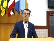 Daniel Mariano cobra melhorias para pedestres em frente à escola no Centro