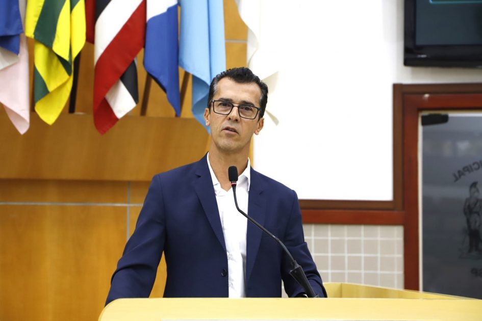 Daniel Mariano cobra melhorias para pedestres em frente à escola no Centro