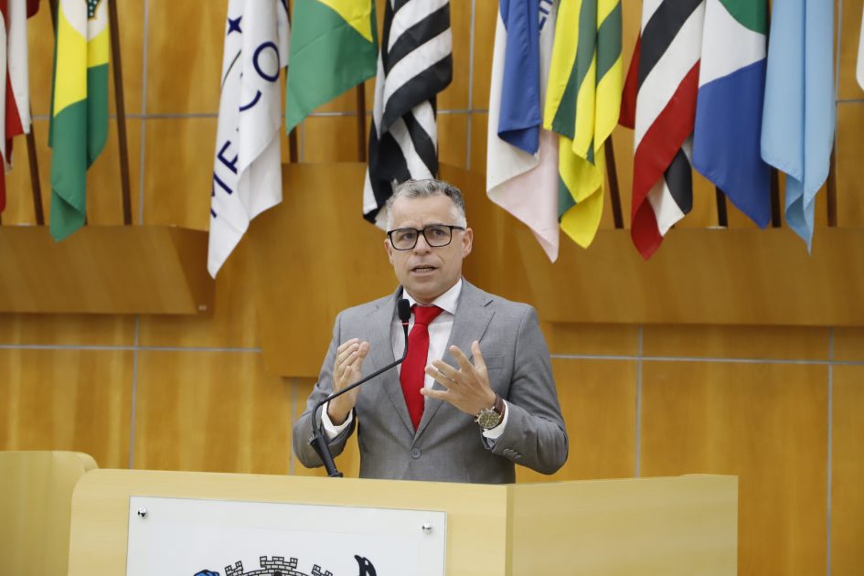 Luís Flávio questiona prazo da Prefeitura para conclusão de obras na Rua Padre Eugênio