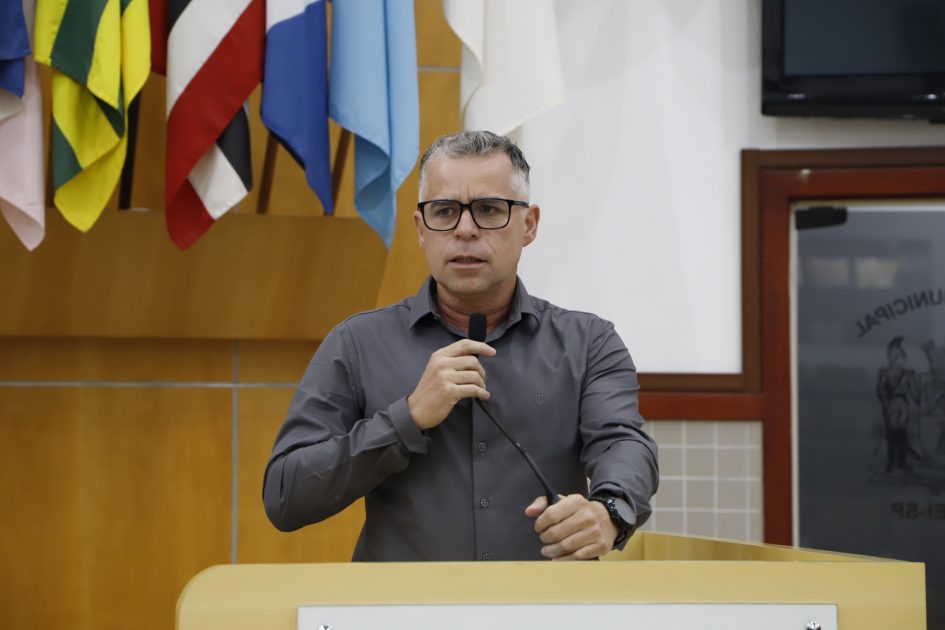 Luís Flávio cobra limpeza e retirada de entulho em rua próxima à UPA