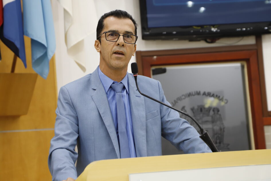 Daniel Mariano pede semáforo para pedestres no cruzamento de vias no Centro