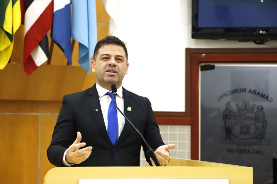 Jean Araújo cobra recolocação de cobertura em ponto de ônibus no Jardim Nova Esperança