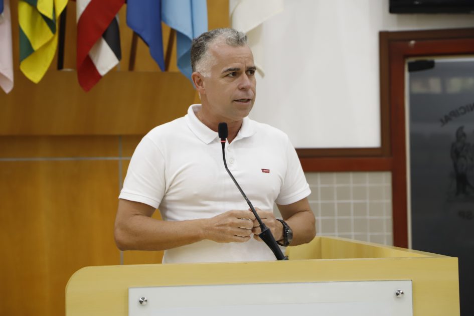 Luís Flávio indica serviço de tapa-buraco em via do Conjunto Primeiro de Maio