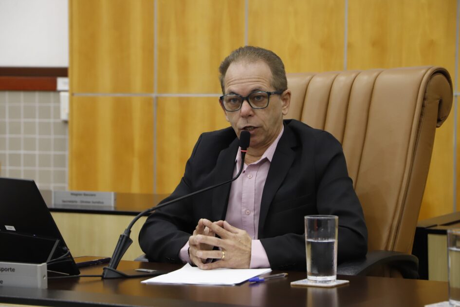 Paulinho do Esporte pede nivelamento de ruas de diferentes bairros da cidade