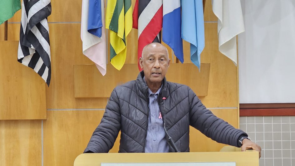 Paulinho dos Condutores pede troca de placas de rua no Jardim Maria Amélia